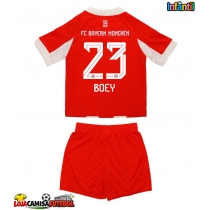 Camisa de Futebol Bayern Munich Sacha Boey #23 Equipamento Principal Infantil 2025-26 Manga Curta (+ Calças curtas)